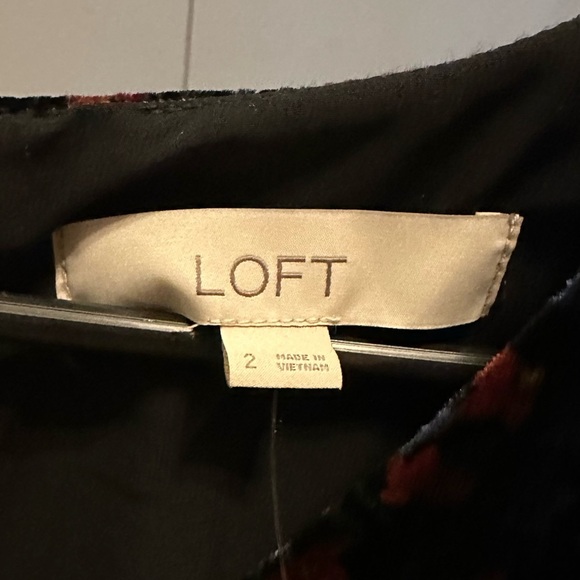 LOFT - Elegant Black Dress with Floral Accents (Size 2) - Picture 7 of 11